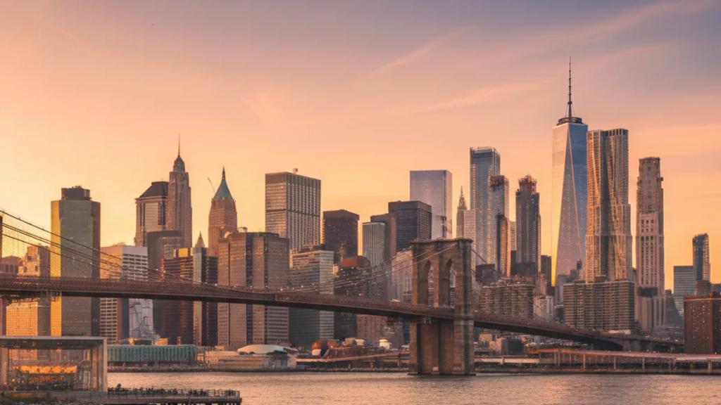 New York'ta bir sokakta, telefonunda bağlı bir mobil sinyal görünen İngiliz gezgin