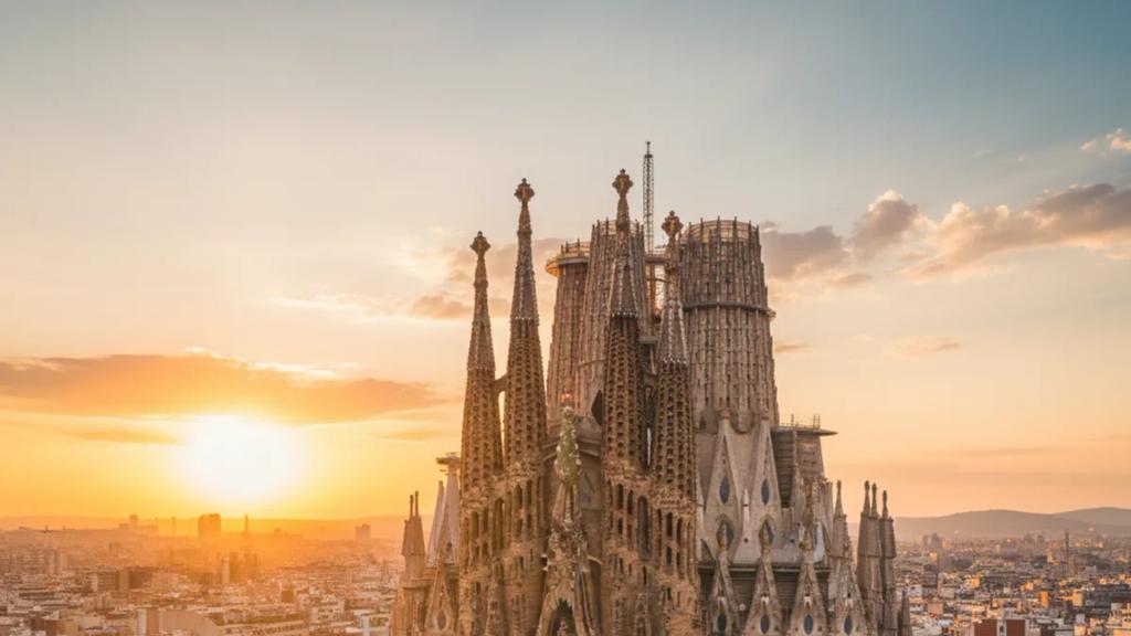 Güneşli bir Madrid meydanında telefonunun çekip çekmediğini kontrol eden gezgin