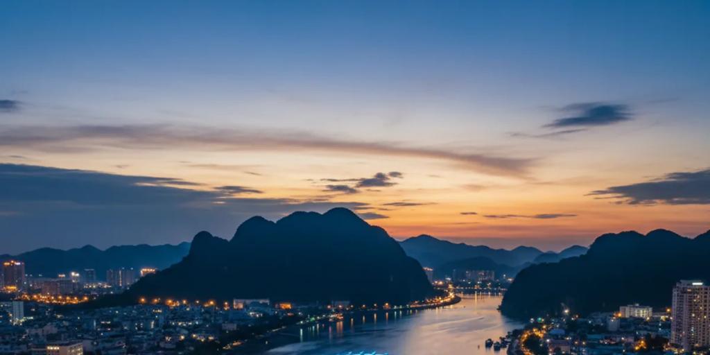 Da Nang'da gece Han Nehri üzerinde parlayan Ejderha Köprüsü