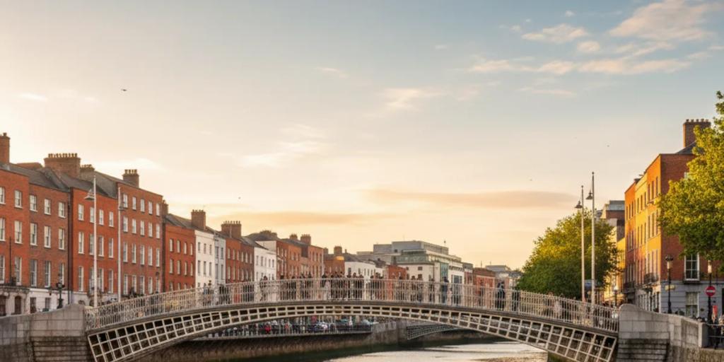 Alacakaranlıkta Dublin'de Liffey Nehri üzerinde kavis çizen Ha'penny Köprüsü