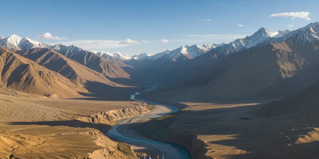 Ladakh'ta İndus vadisinin üzerinde bir sırtta yükselen bembeyaz bir Himalaya manastırı