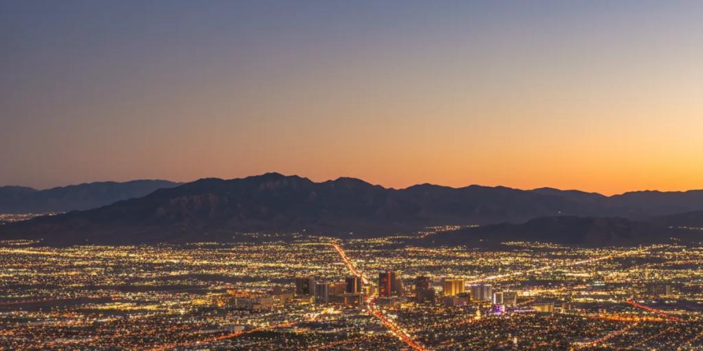 Alacakaranlıkta Las Vegas'ın ışıldayan çöl vadisi, Mojave'den yükselen Strip'in neon kuleleri