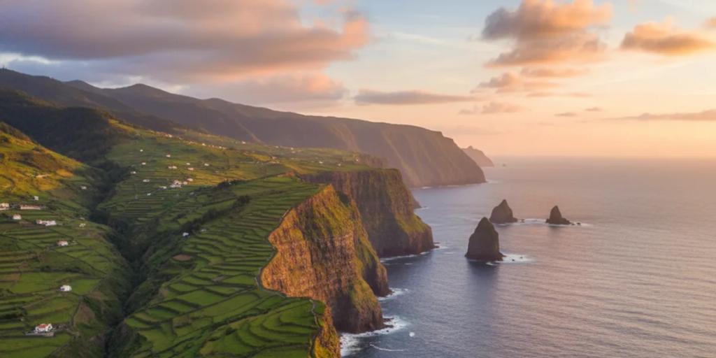 Madeira'nın kuzey kıyısında Atlantik'in yükseklerinde yeşil kayalıklara sarılan bir levada patikası