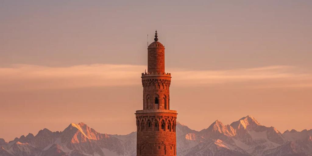 Koutoubia minaresi ve arkada karla kaplı Atlas dağları ile Marakeş medinasının çatıları