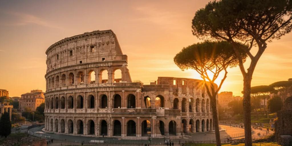 Altın saatte Roma çatıları, terracotta silüetin üzerinde yükselen Kolezyum ile