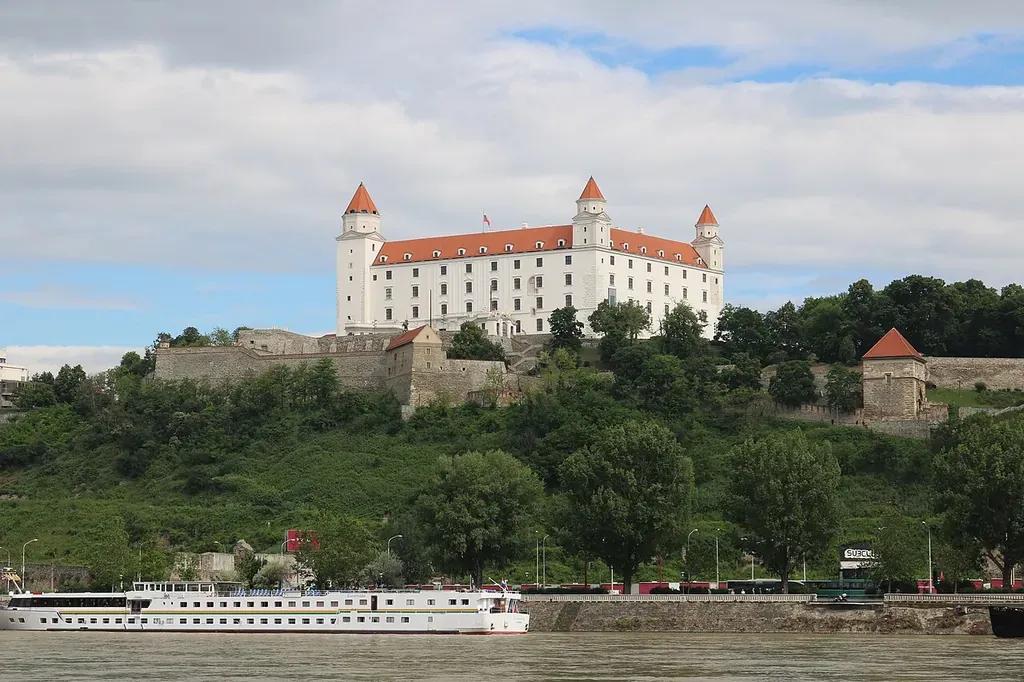 Bratislava eSIM - Bratislava, Slovakya için ön ödemeli seyahat interneti satın alın