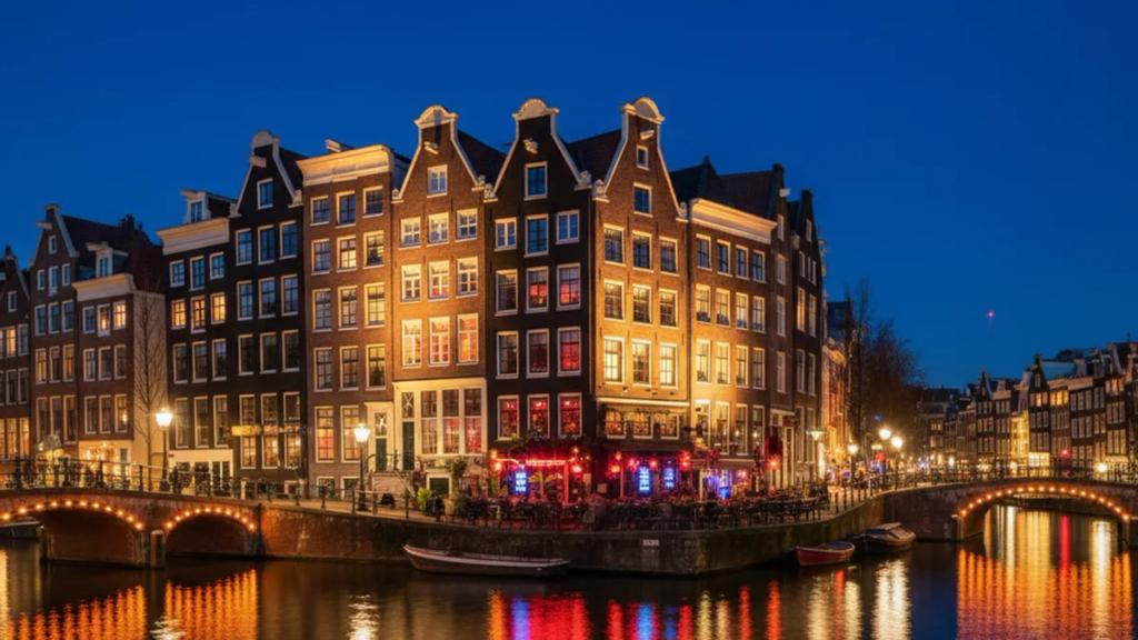 Amsterdam Dance Event sırasında gece boyunca kulüpler arasında bir Amsterdam kanal köprüsünden geçen kalabalıklar