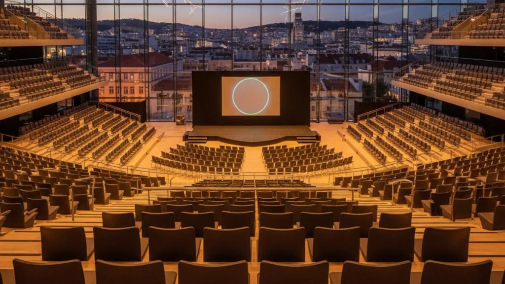 Lizbon'daki Web Summit açılış gecesinde Altice Arena'nın içindeki kalabalık ve sahne ışıkları