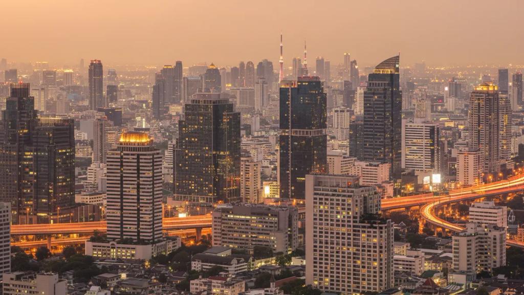 Gün batımında tropikal bir Tayland adasının plajında telefonunun sinyalini kontrol eden gezgin