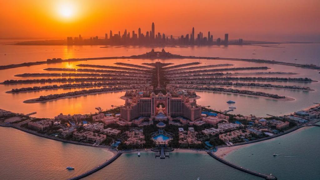 Alacakaranlıkta bir Dubai çatı terasında telefonunda bağlı bir mobil sinyal gösteren İngiliz gezgin