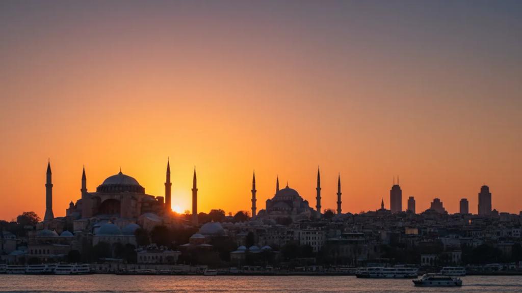 Altın saatte İstanbul'da Boğaz kıyısında telefonunda bağlı bir sinyal gösteren İngiliz gezgin